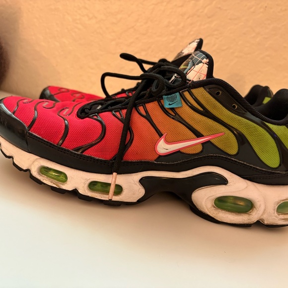 Nike Red and Green Sneakers with Iconic Design - Picture 7 of 16